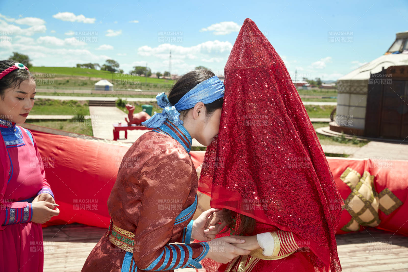 草原上的傳統蒙古族婚禮儀式