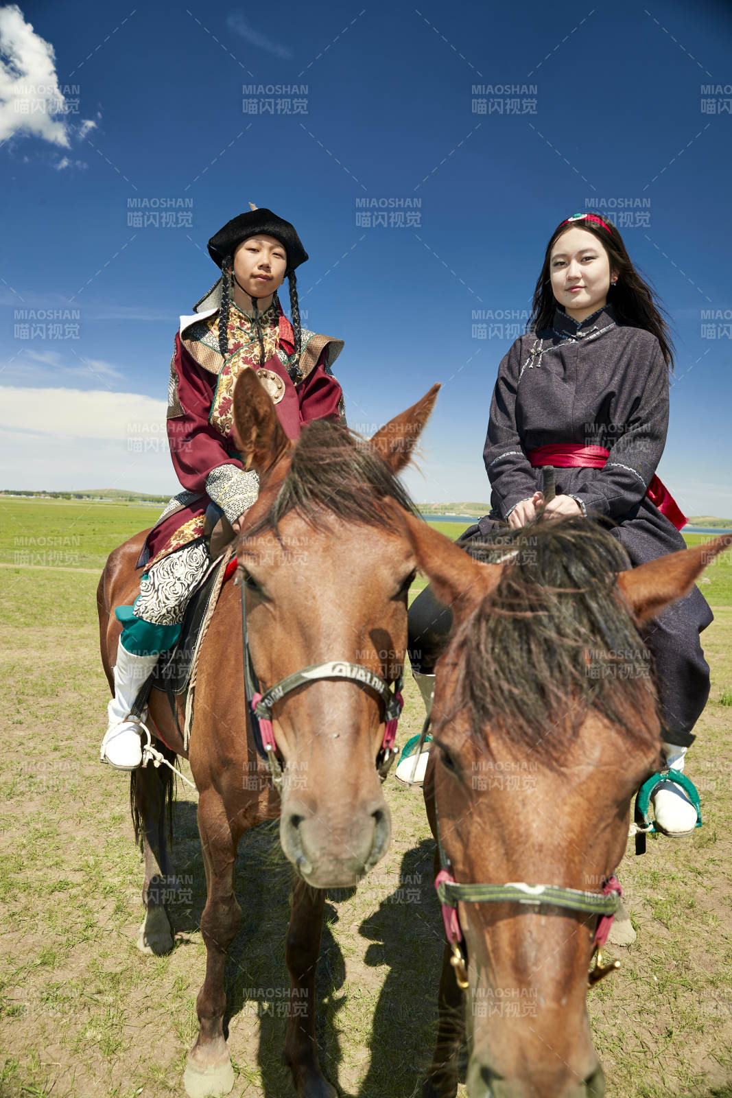 草原那达慕大会上骑着马的蒙古演员