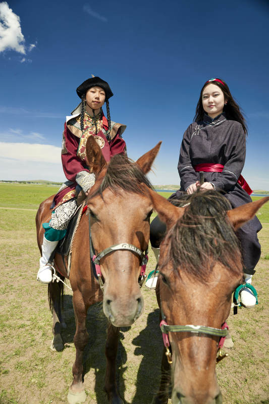 草原那达慕大会上骑着马的蒙古演员