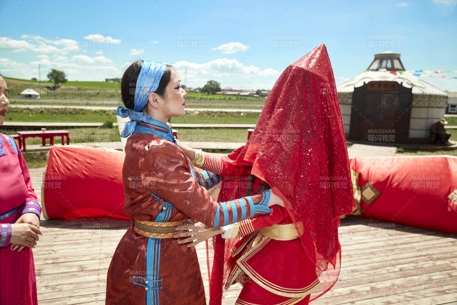 草原上的传统蒙古族婚礼仪式