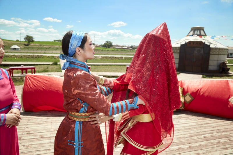 草原上的传统蒙古族婚礼仪式