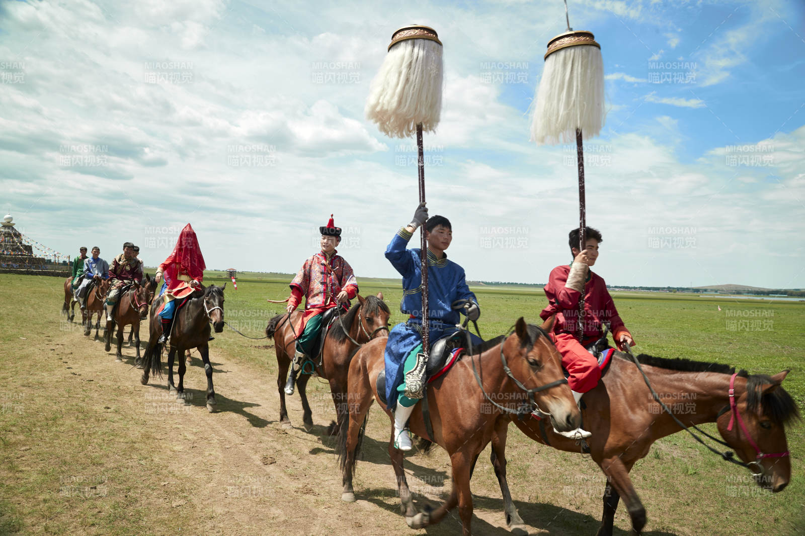 草原上的传统蒙古族婚礼仪式