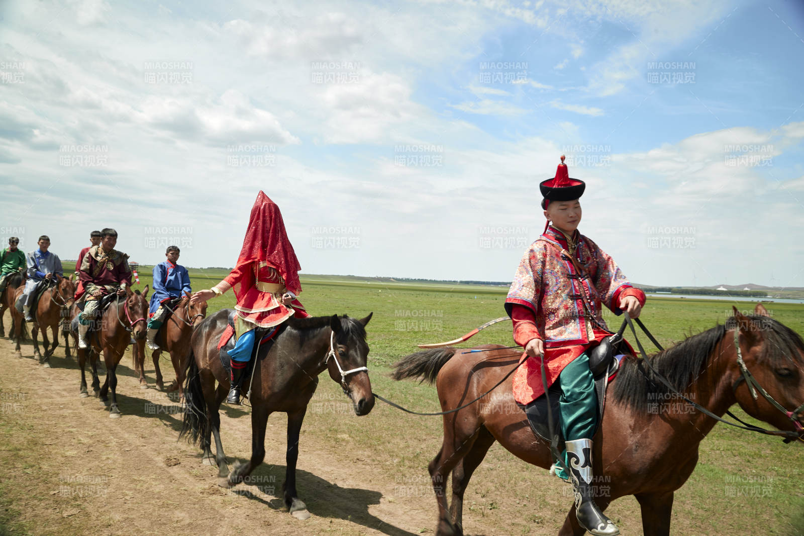 草原上的传统蒙古族婚礼仪式