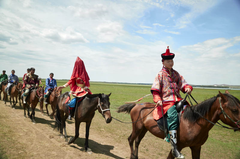 草原上的传统蒙古族婚礼仪式