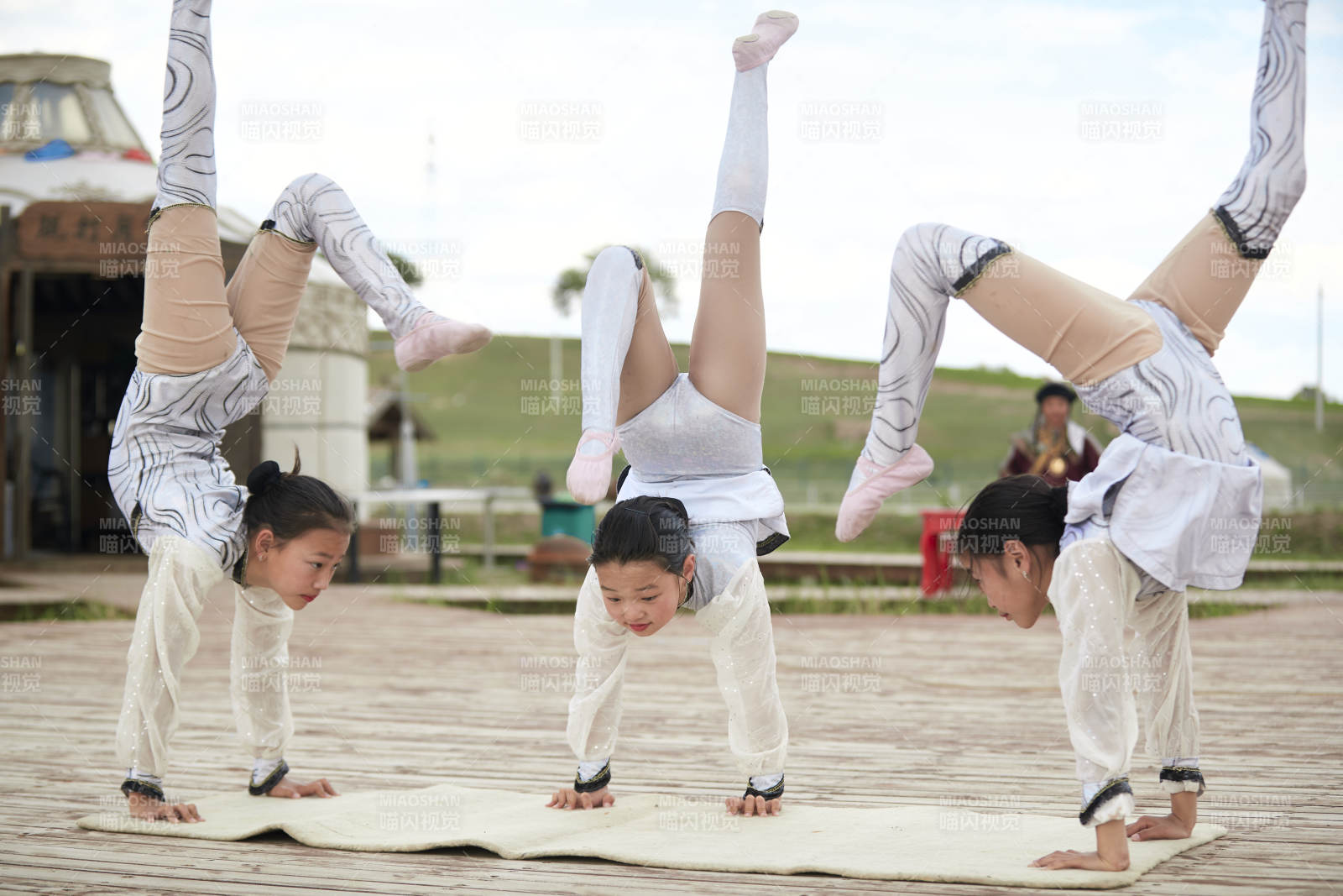 進行柔術體操雜技表演的三個少女