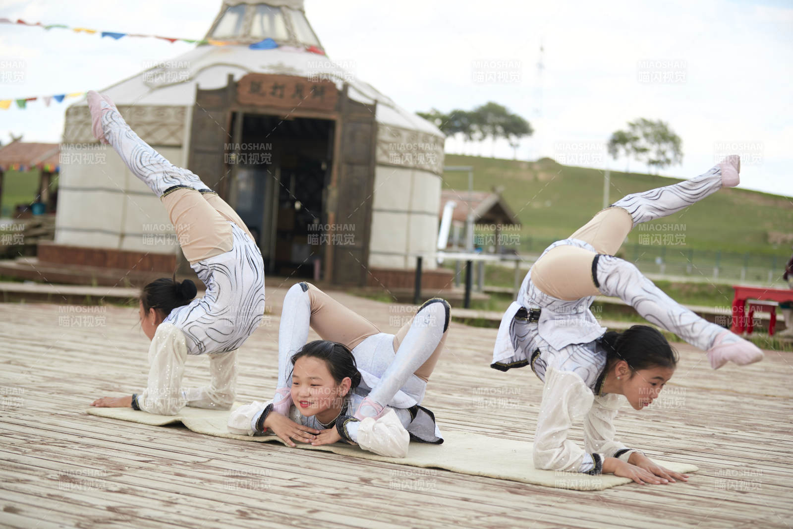 进行柔术体操杂技表演的三个少女