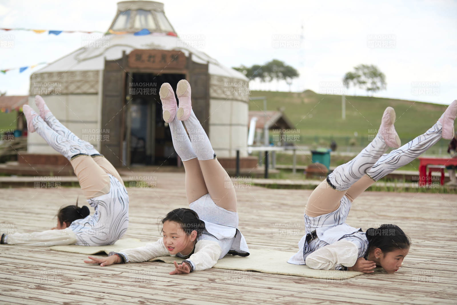 進(jìn)行柔術(shù)體操雜技表演的三個(gè)少女