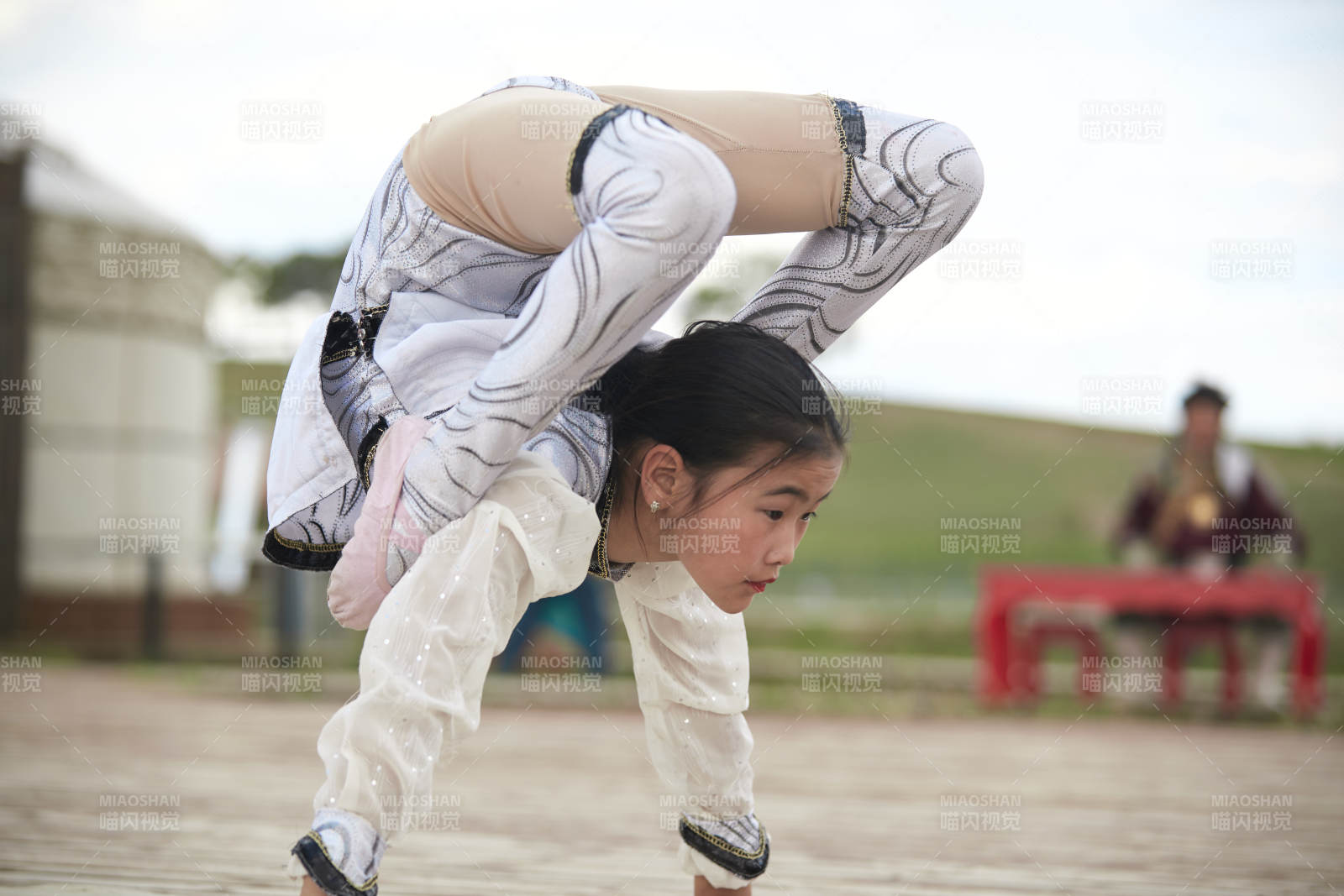 進行柔術體操雜技表演的三個少女