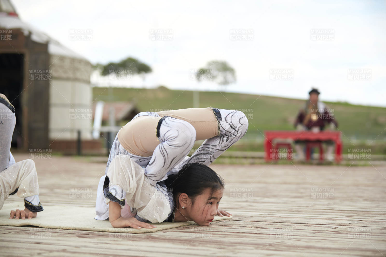 進行柔術(shù)體操雜技表演的三個少女