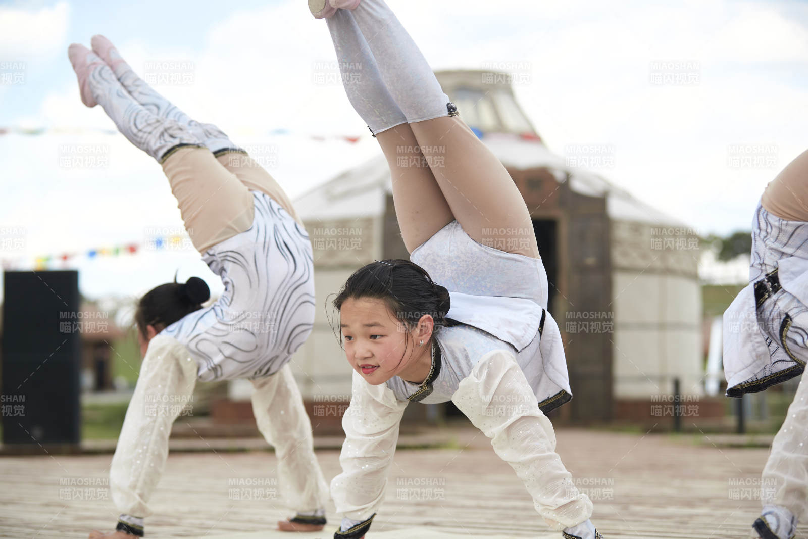 進行柔術體操雜技表演的三個少女