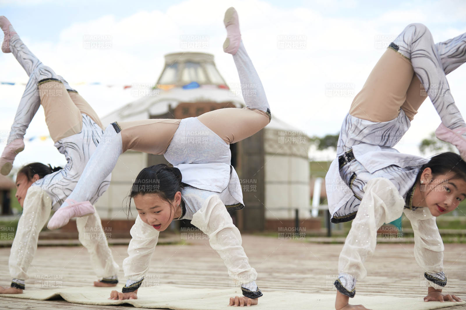 進行柔術體操雜技表演的三個少女
