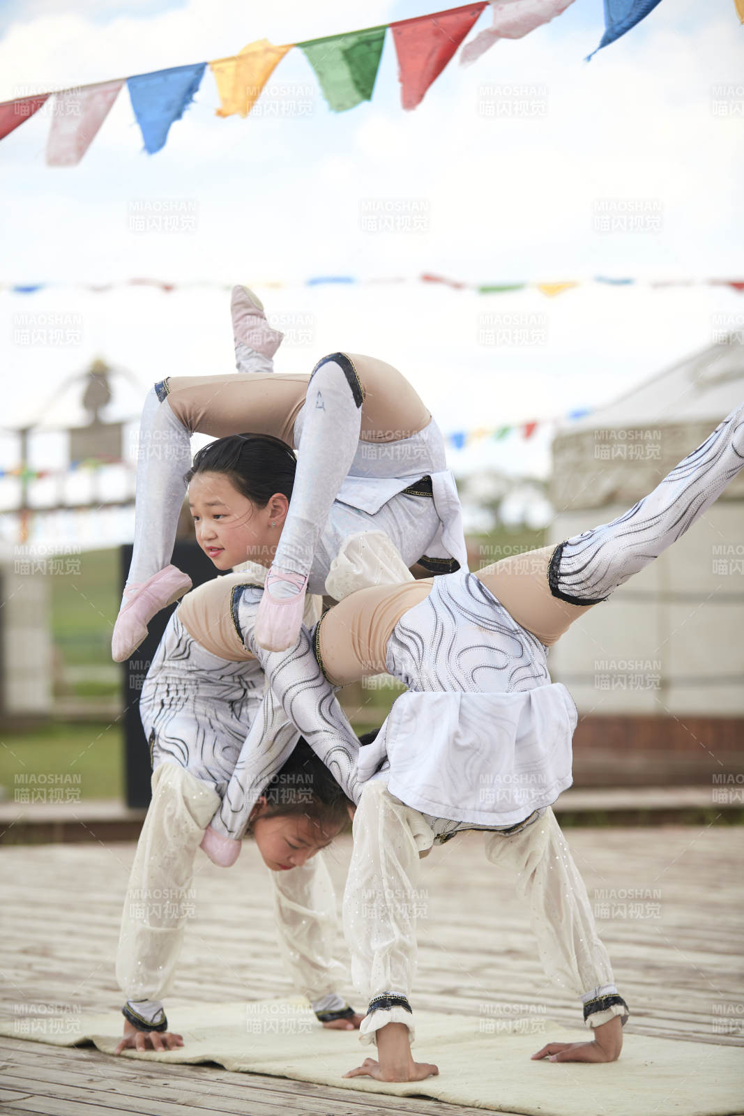 進行柔術體操雜技表演的三個少女