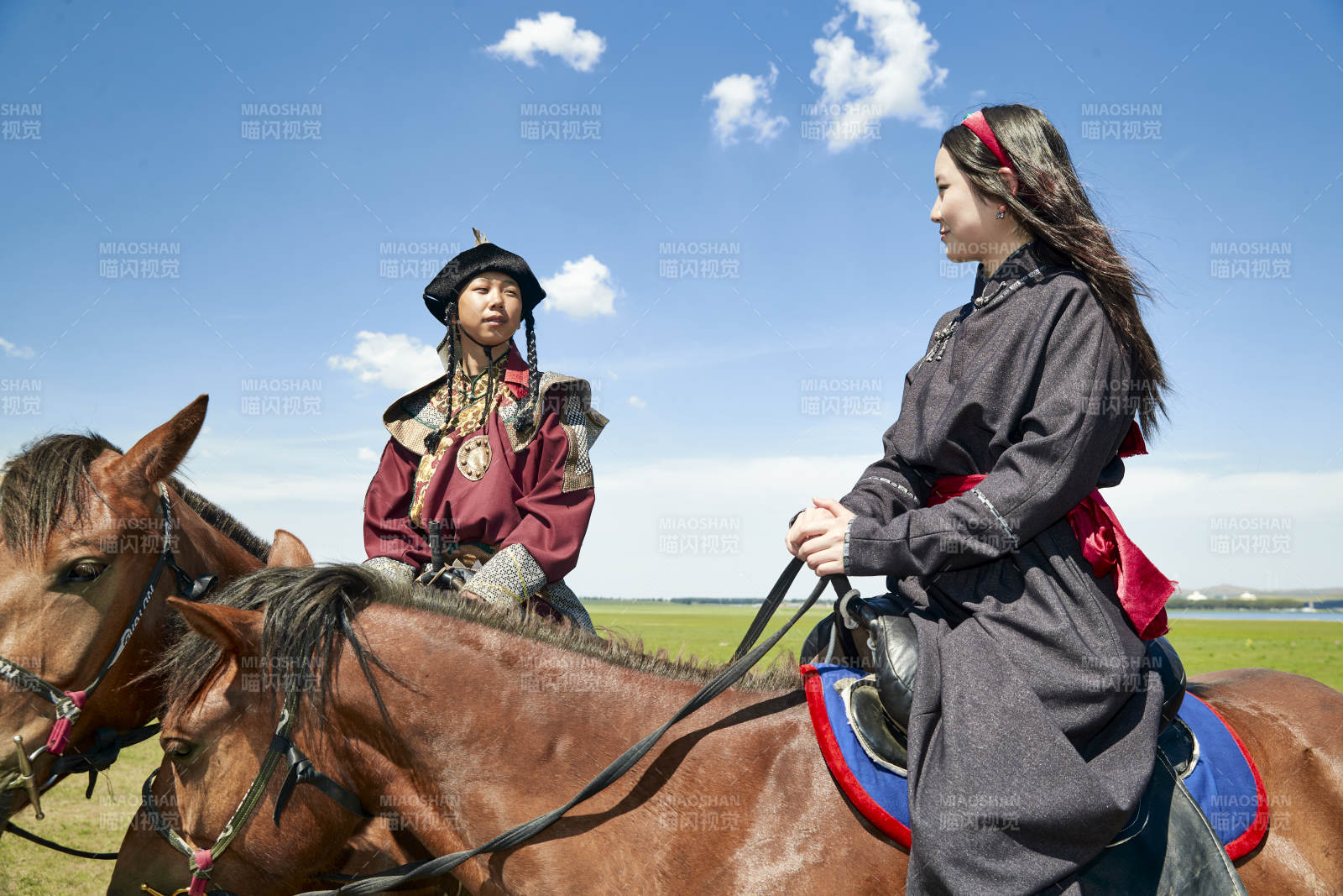 草原那達(dá)慕大會(huì)上騎著馬的蒙古演員