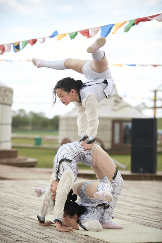 进行柔术体操杂技表演的三个少女