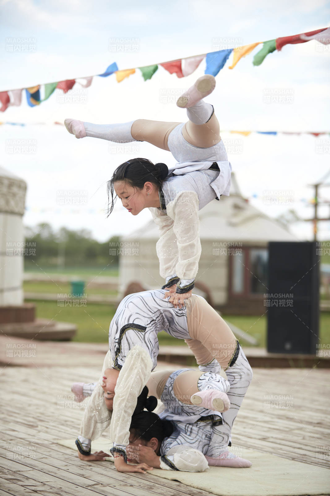進行柔術體操雜技表演的三個少女