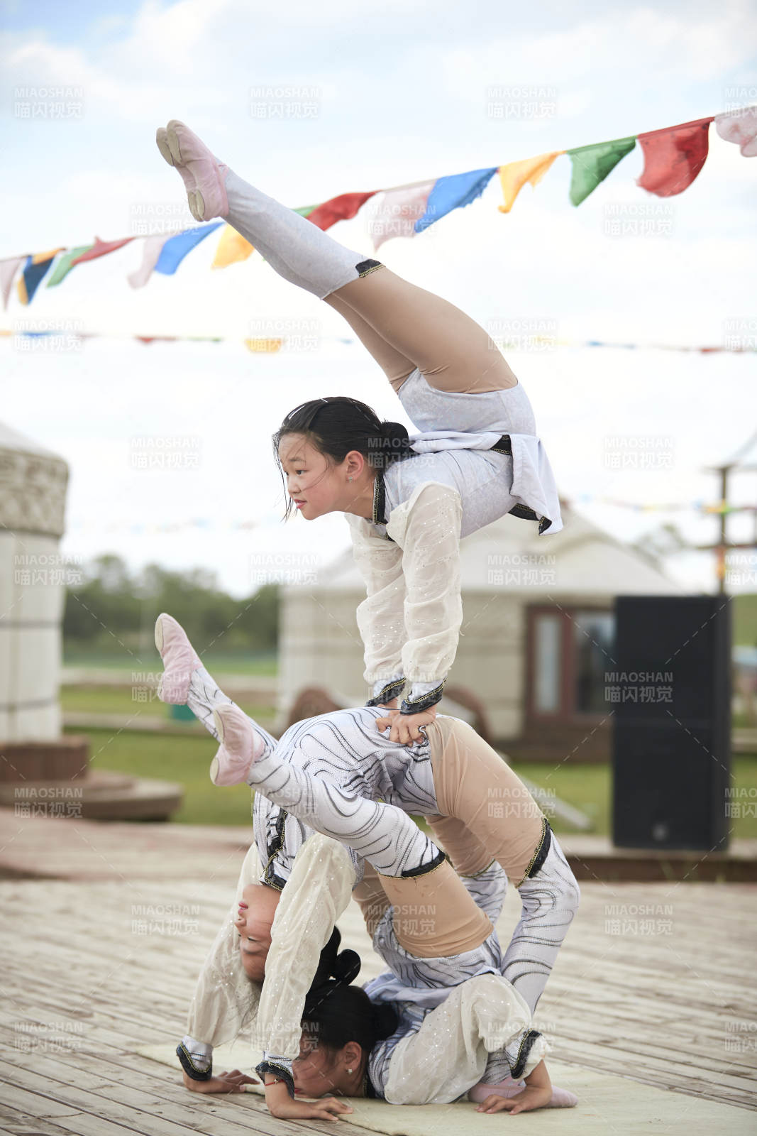 進行柔術體操雜技表演的三個少女