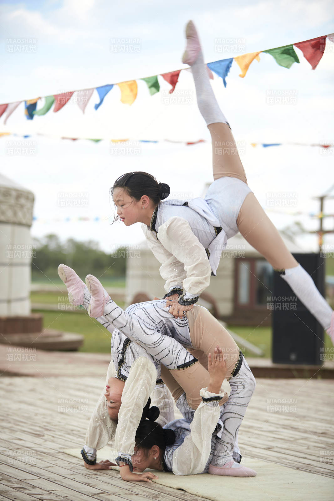 進行柔術體操雜技表演的三個少女