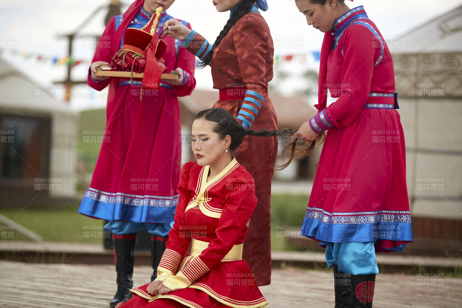 草原上的傳統(tǒng)蒙古族婚禮儀式