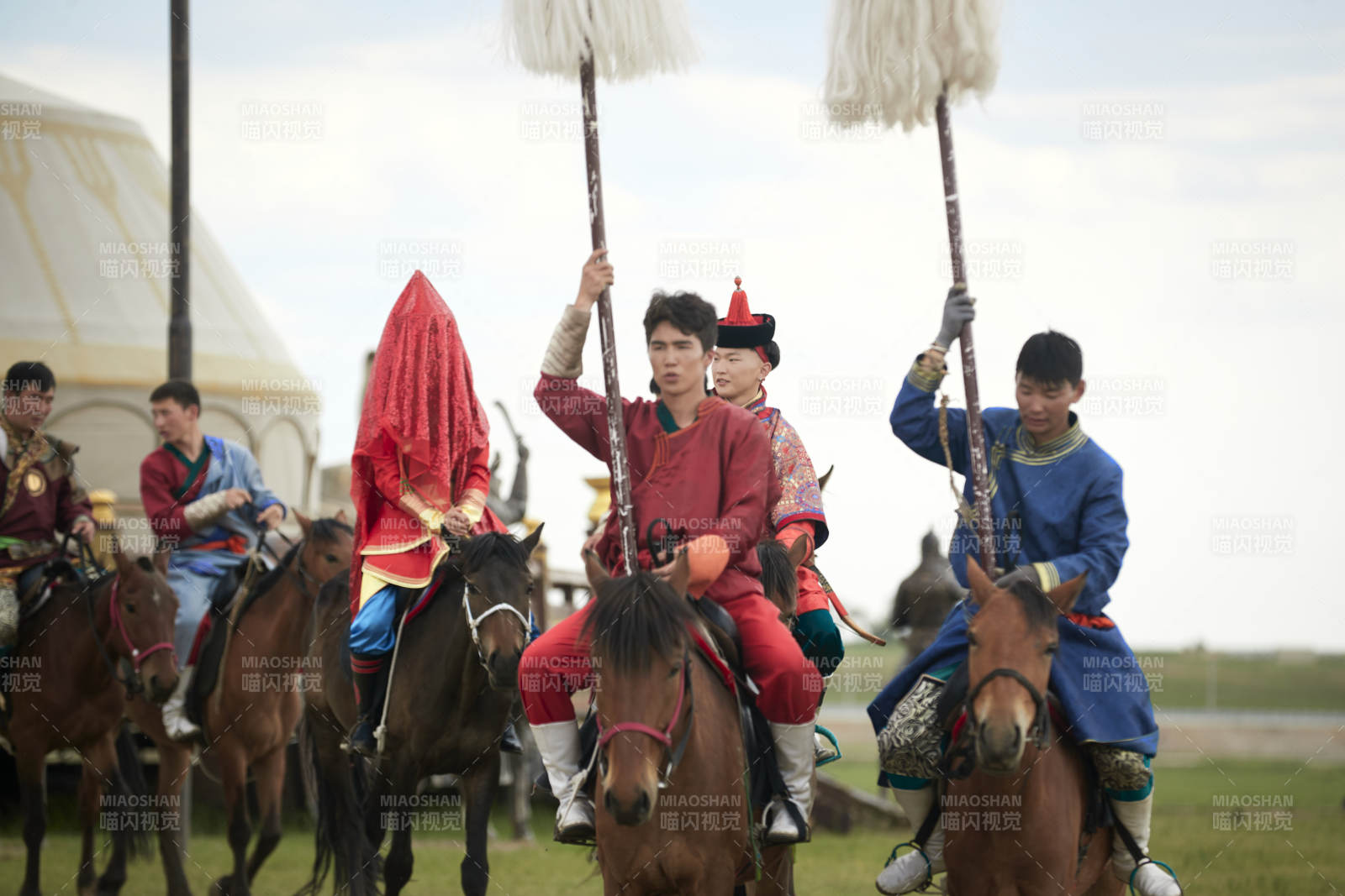 草原上的传统蒙古族婚礼仪式