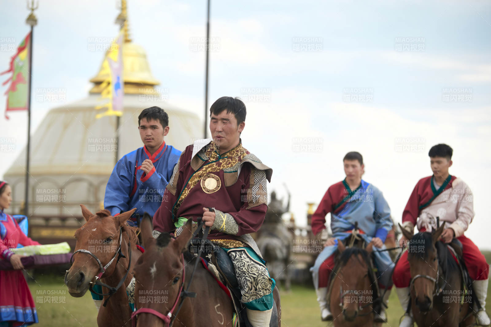 草原上的传统蒙古族婚礼仪式