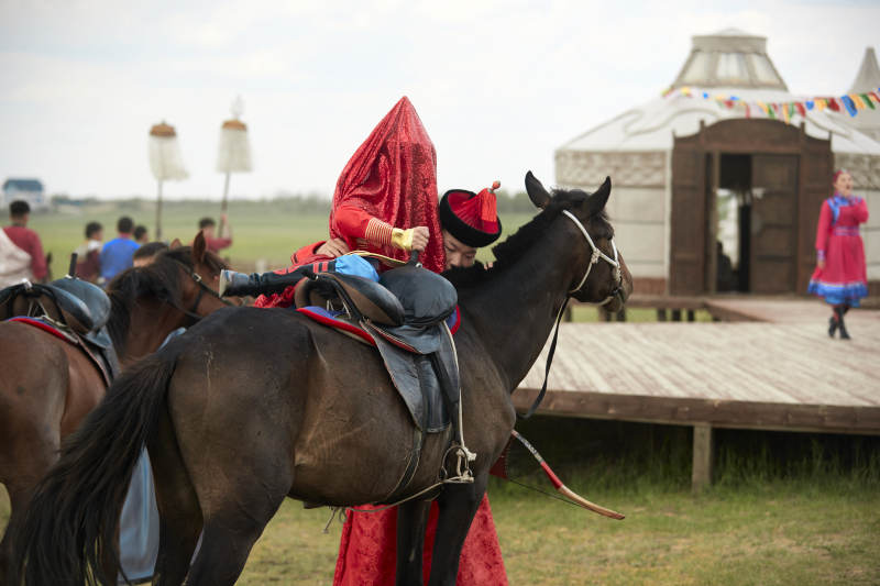 草原上的传统蒙古族婚礼仪式
