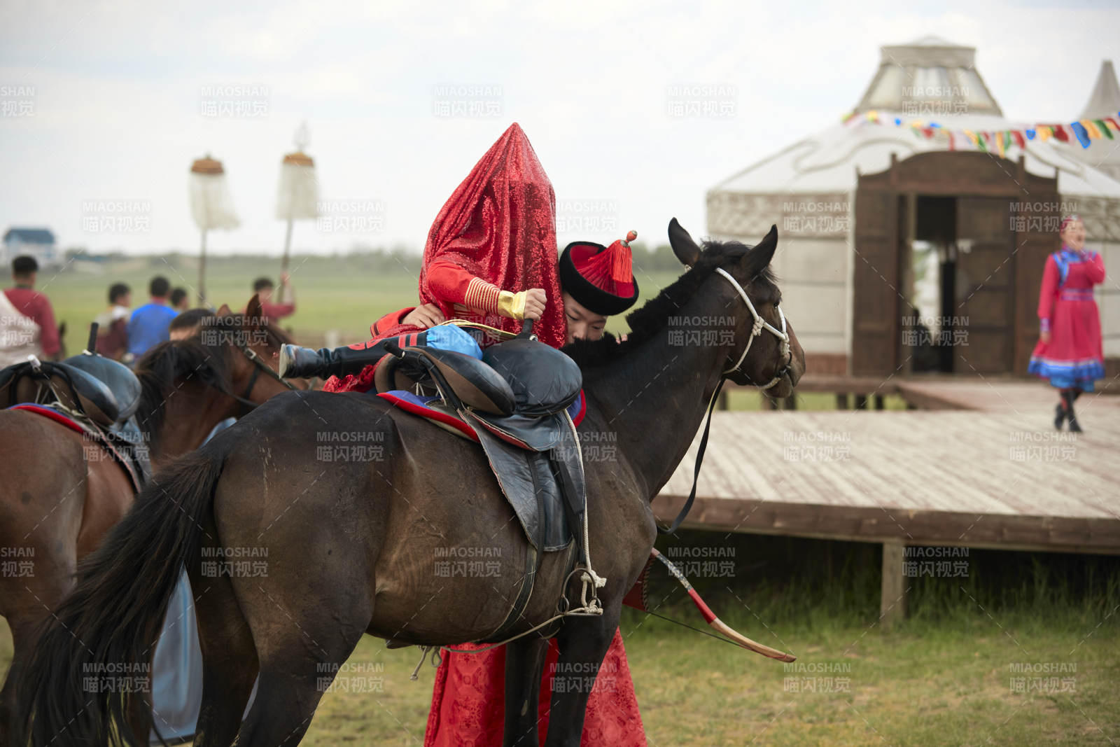 草原上的传统蒙古族婚礼仪式