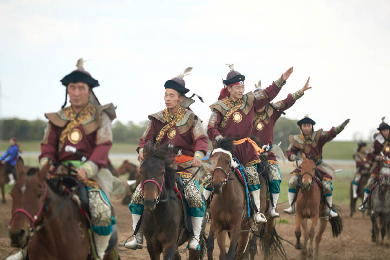 在草原景区表演的蒙古古代骑马打仗演出