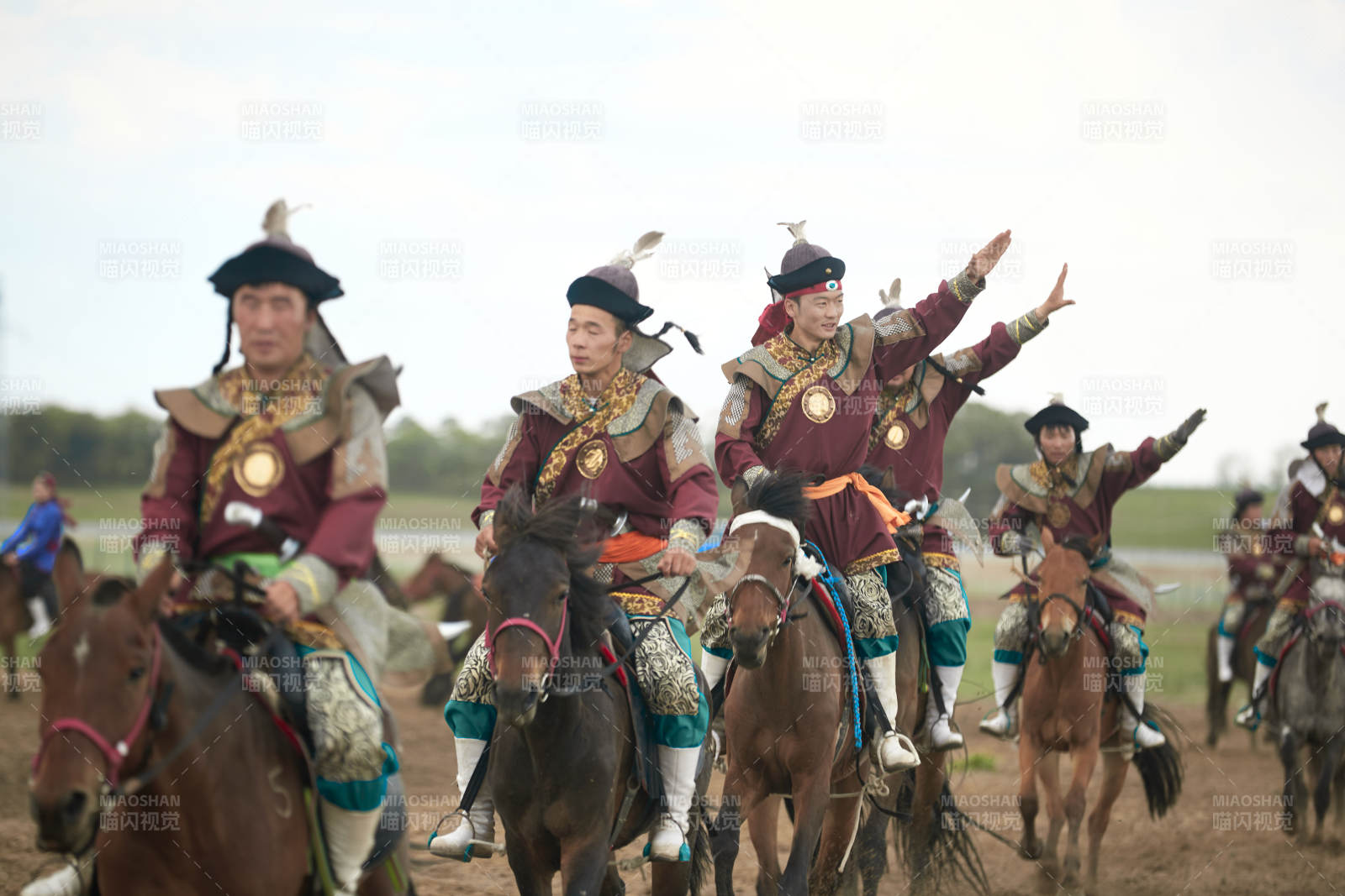 在草原景区表演的蒙古古代骑马打仗演出