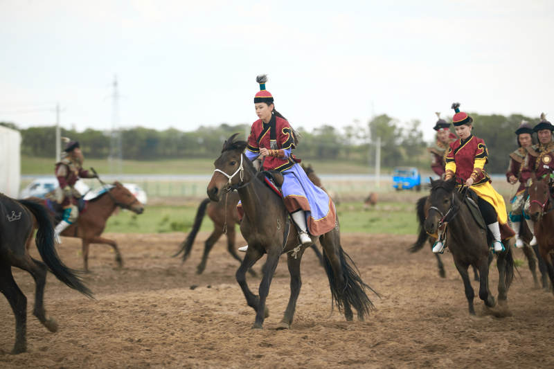 在草原景区表演的蒙古古代骑马打仗演出