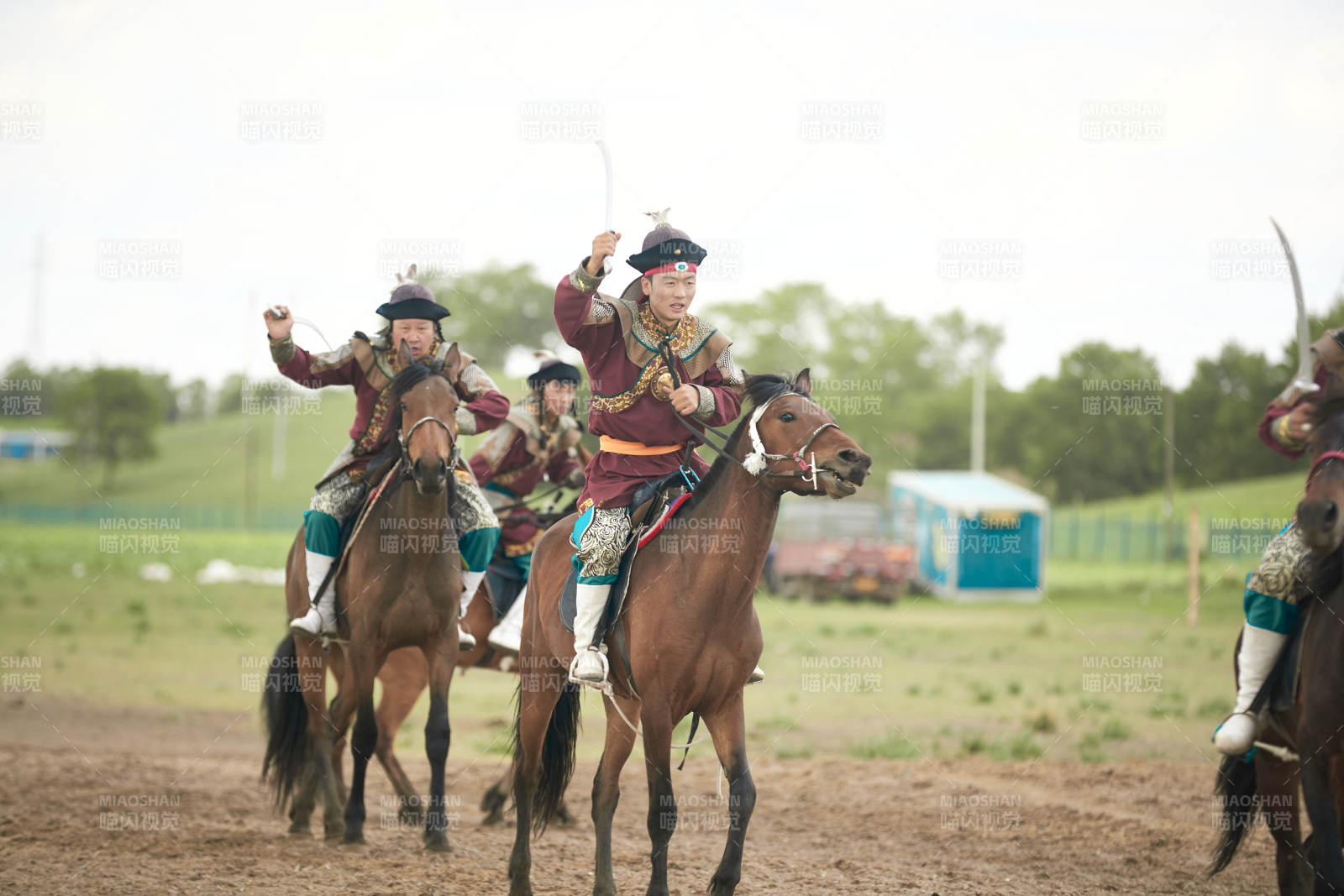 在草原景区表演的蒙古古代骑马打仗演出