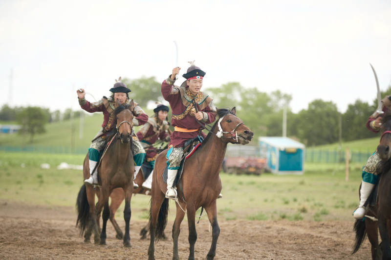 在草原景区表演的蒙古古代骑马打仗演出