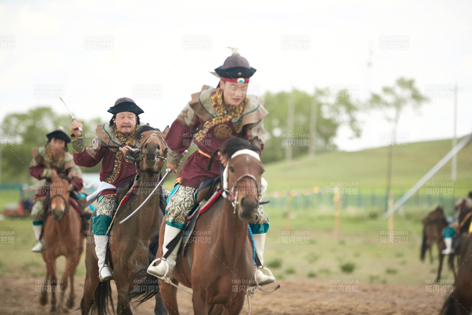 在草原景區表演的蒙古古代騎馬打仗演出