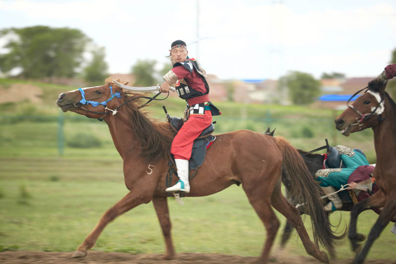 在草原景区表演的蒙古古代骑马打仗演出