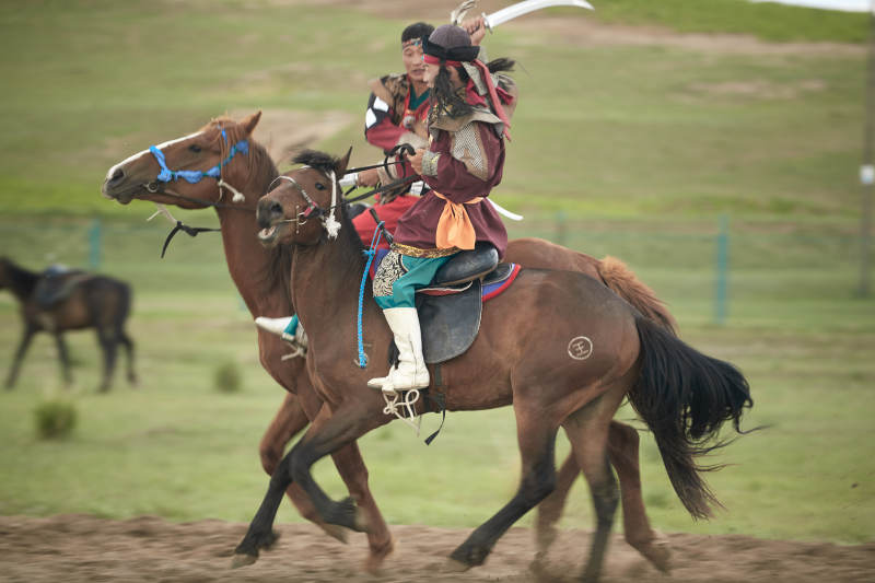 在草原景区表演的蒙古古代骑马打仗演出