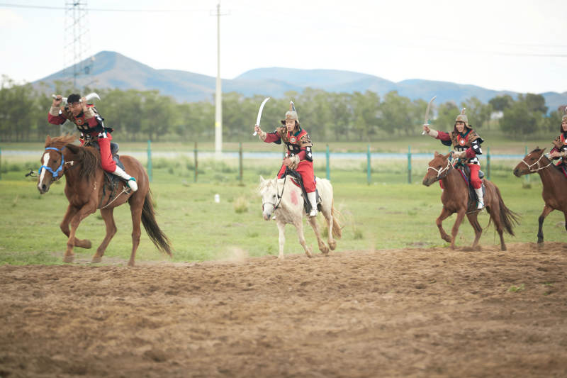 在草原景区表演的蒙古古代骑马打仗演出