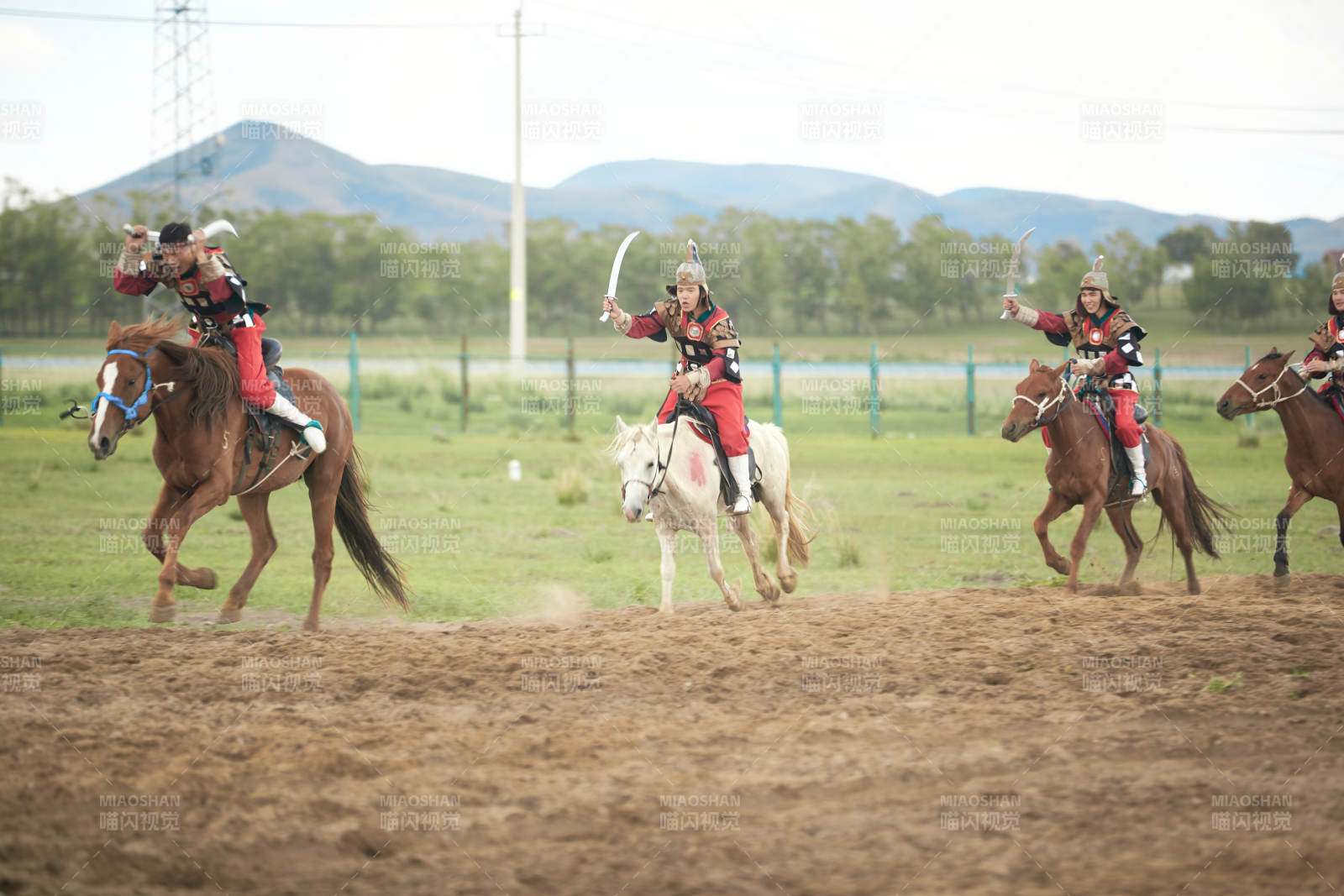 在草原景区表演的蒙古古代骑马打仗演出