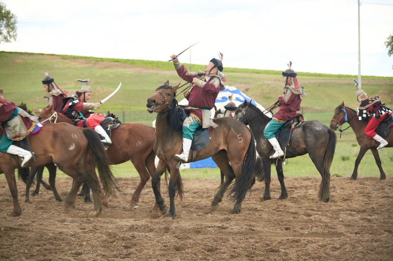 在草原景区表演的蒙古古代骑马打仗演出
