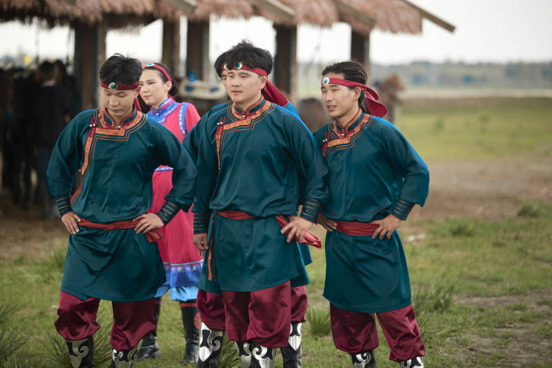 那达慕大会上表演的蒙古族传统舞蹈