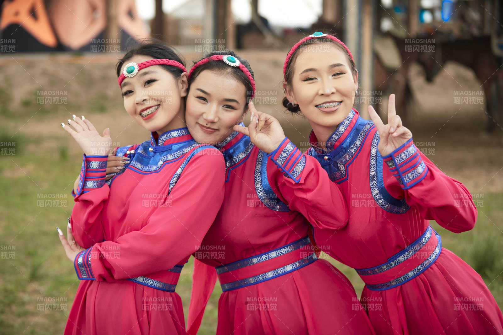 那達(dá)慕大會(huì)上表演的蒙古族傳統(tǒng)舞蹈