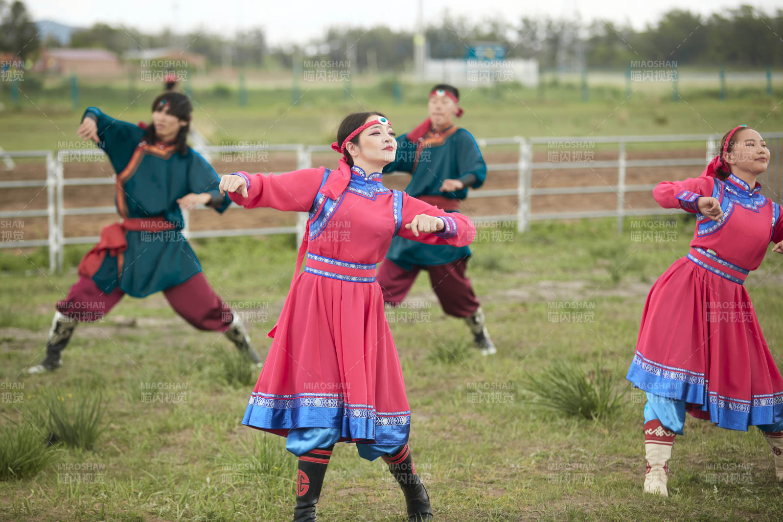 那達慕大會上表演的蒙古族傳統舞蹈