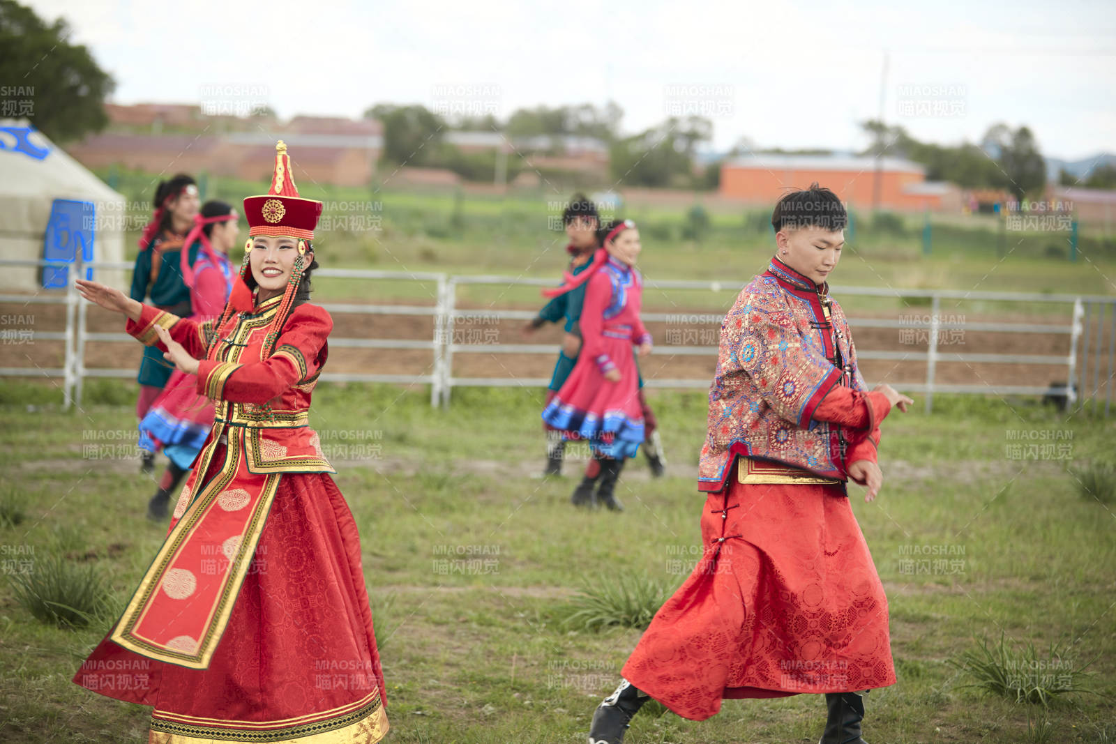 那達慕大會上表演的蒙古族傳統舞蹈