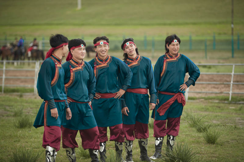 那达慕大会上表演的蒙古族传统舞蹈