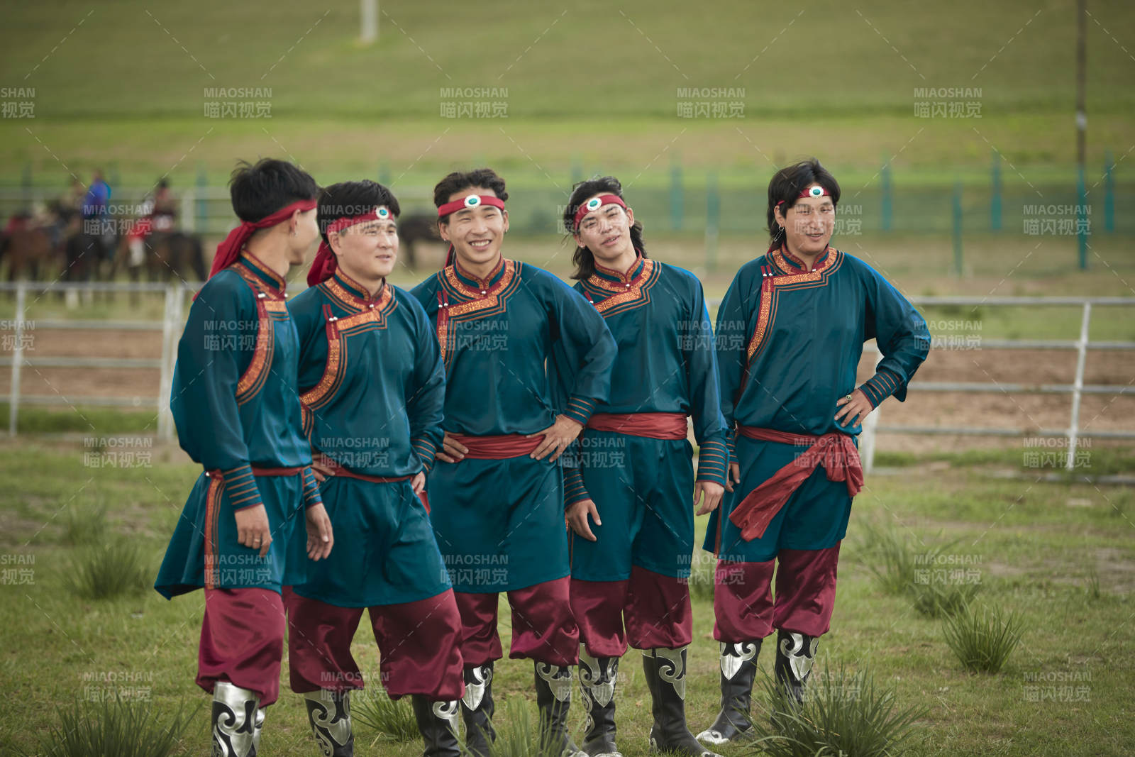 那达慕大会上表演的蒙古族传统舞蹈