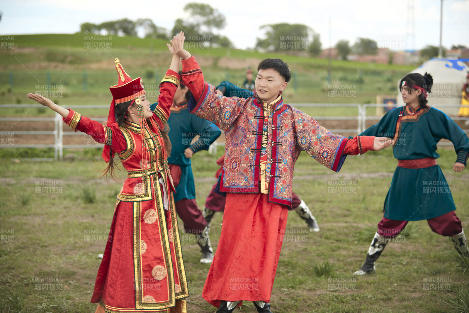 那达慕大会上表演的蒙古族传统舞蹈图片