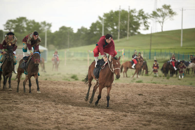 河北省沽源县库伦淖尔景区的蒙古马术表演