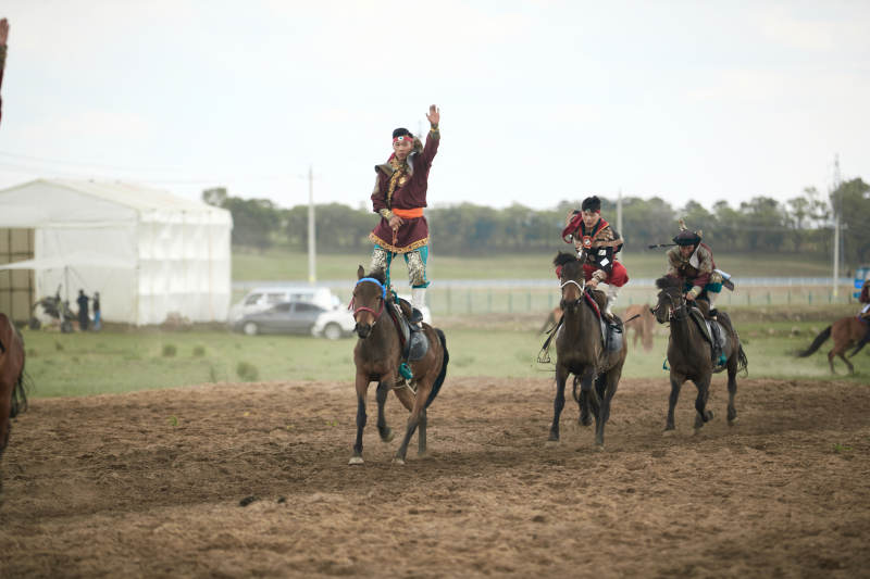 河北省沽源县库伦淖尔景区的蒙古马术表演