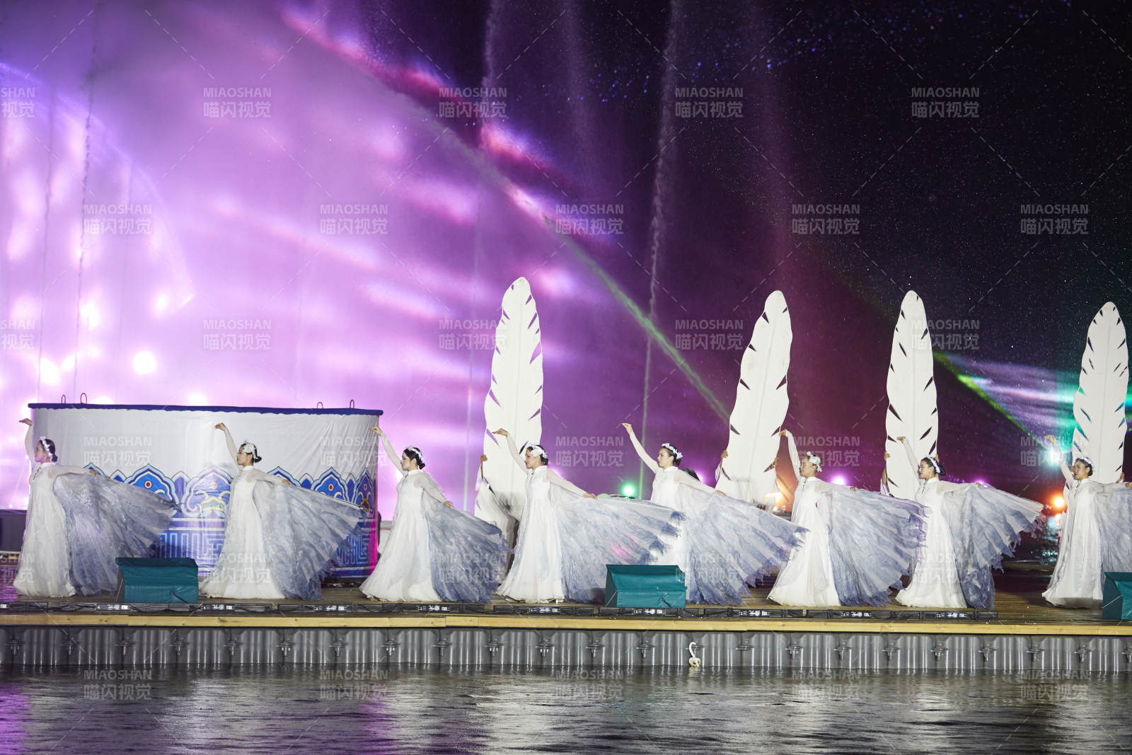 在湖面水上進行的大型民族舞蹈表演