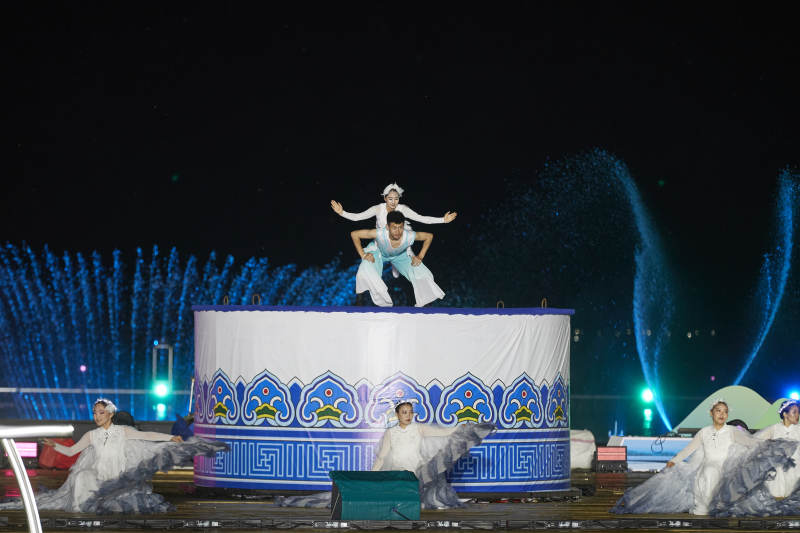 在湖面水上进行的大型民族舞蹈表演