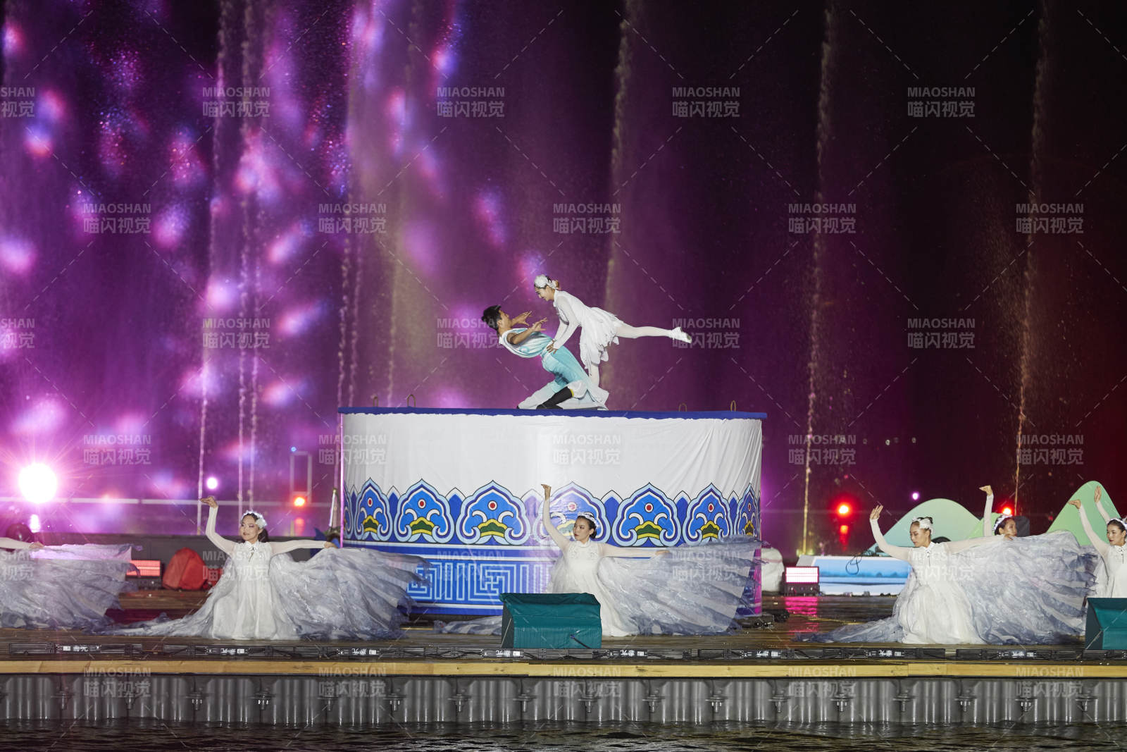 在湖面水上進行的大型民族舞蹈表演