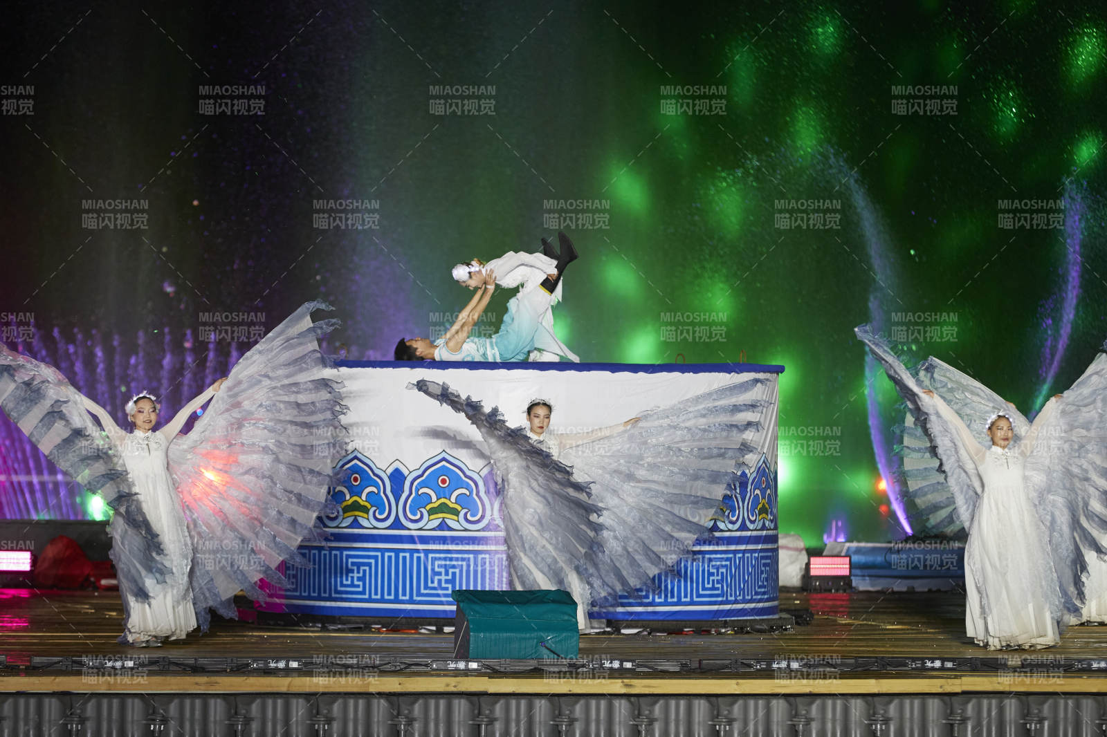 在湖面水上進行的大型民族舞蹈表演